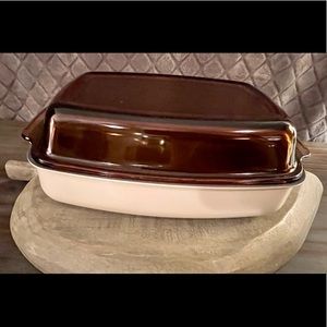 VINTAGE PYREX BEIGE METAL CASSEROLE DISH WITH AMBER GLASS TOP 4”x13”